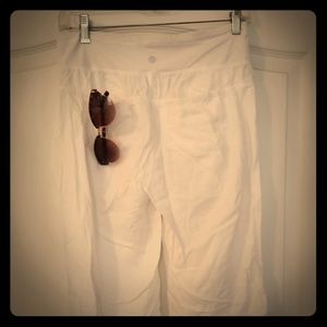 Lulu lemon white pants with front and back pockets